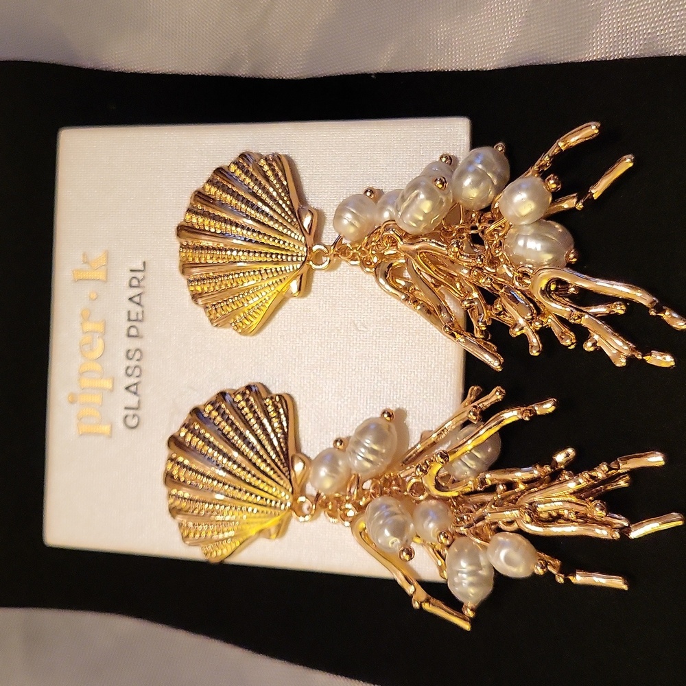 Piper K Gold Shell Earrings with White Pearls BRAND NEW ti Ta Rt LS